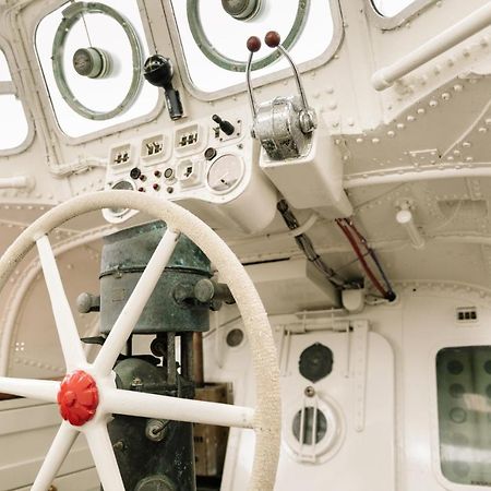 Reddingsboot Harlingen Boat Hotel ภายนอก รูปภาพ