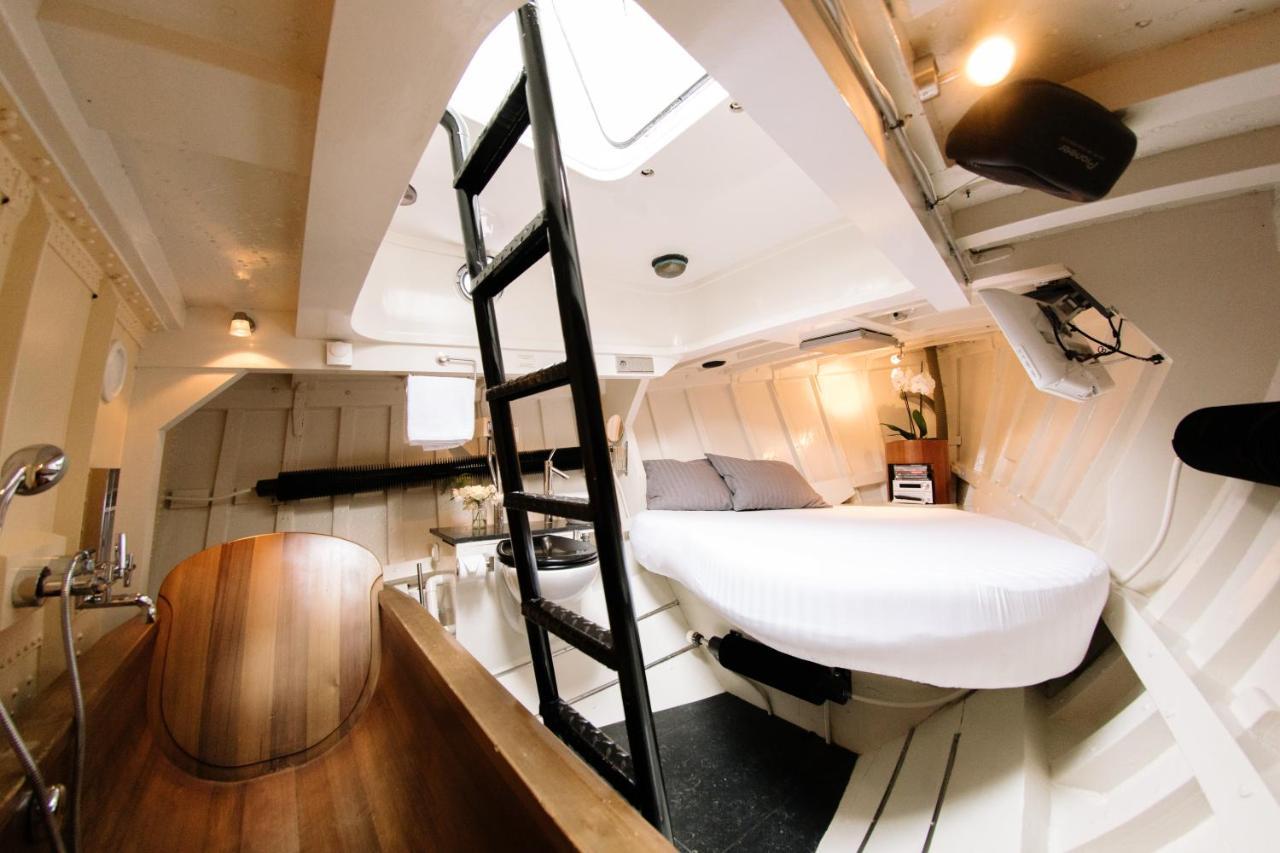 Reddingsboot Harlingen Boat Hotel ภายนอก รูปภาพ